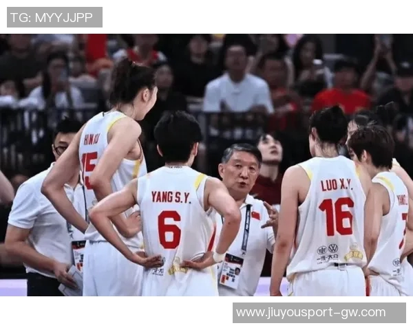 中国女篮主帅宫鲁鸣亲临现场指导观战WCBA四川对阵武汉常规赛